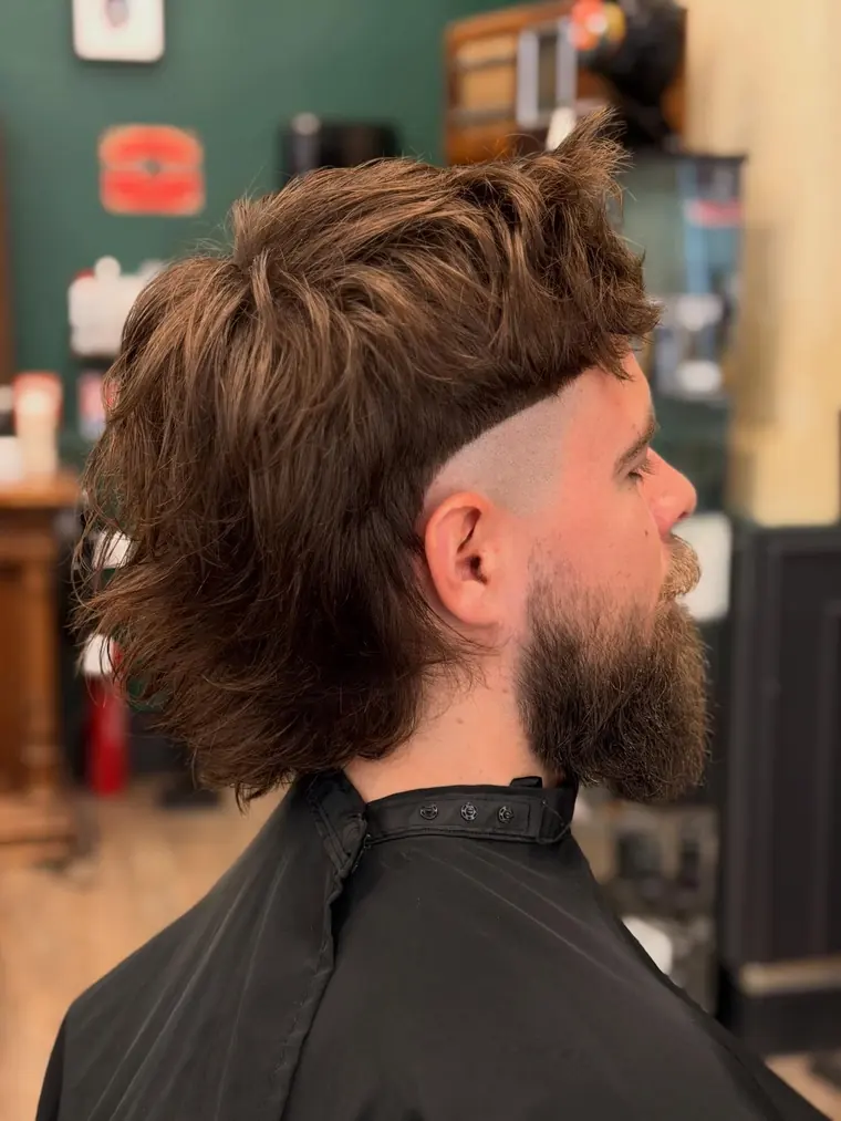 Coupe longue texturée sur le dessus avec dégradé et barbe taillée, réalisée chez CALM.
