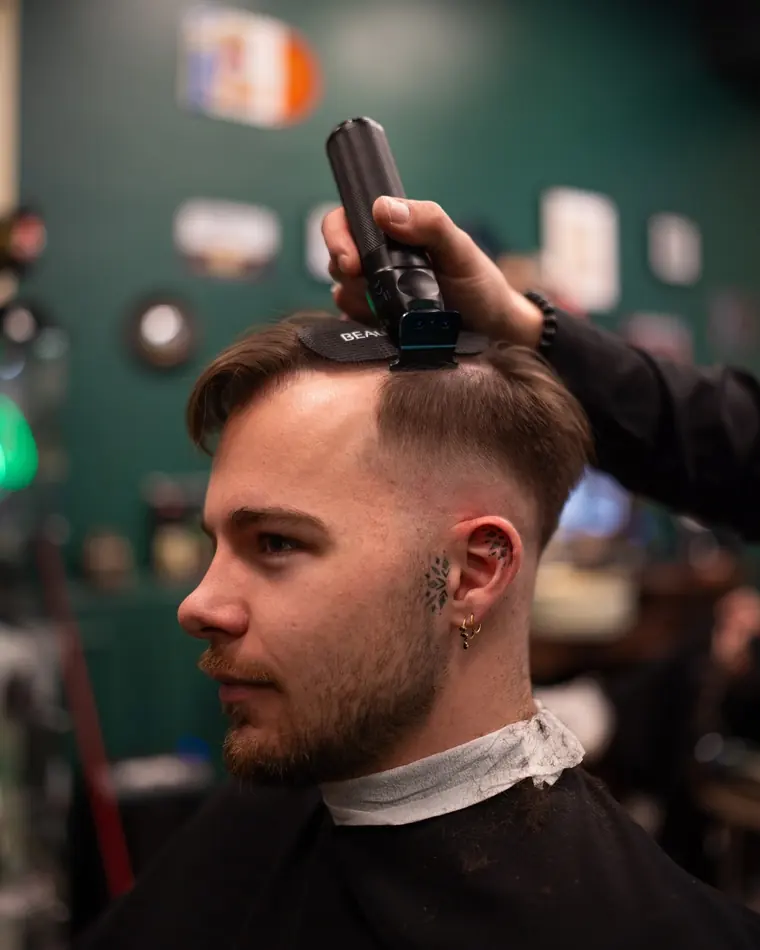 Finition à la tondeuse sur une coupe homme, salon CALM Montpellier.