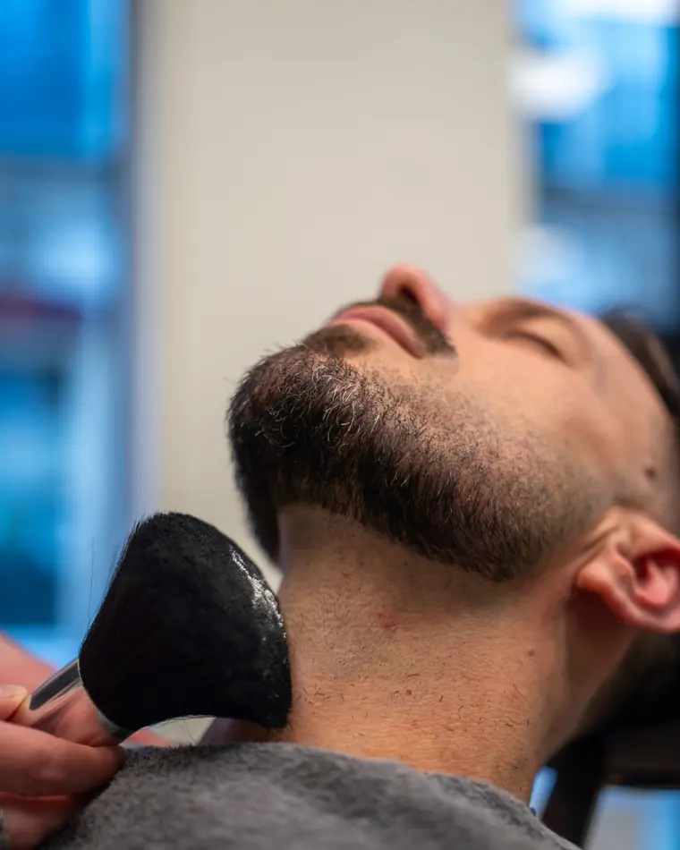 Contours de barbe travaillés au blaireau et au rasoir chez CALM.