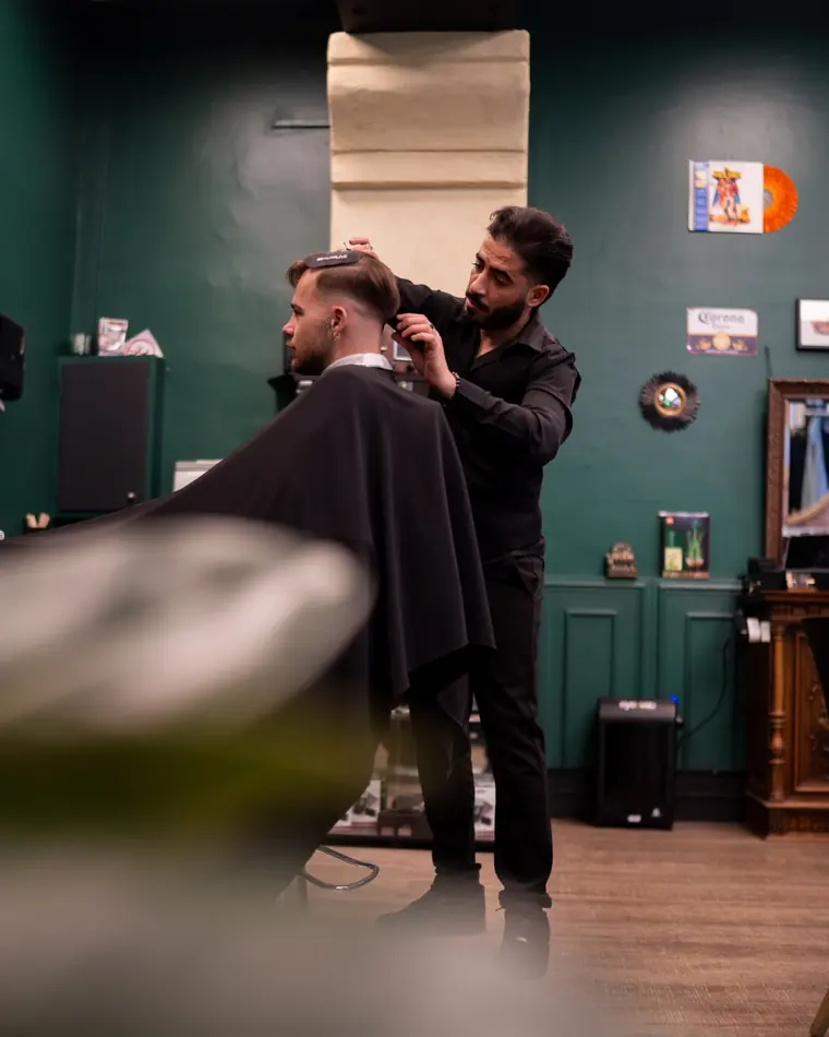 Coupe en cours au fauteuil dans le salon CALM à Montpellier.