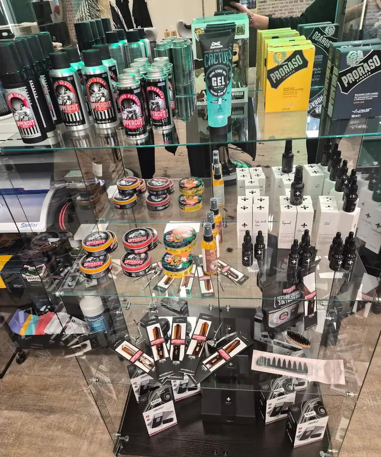 Vitrine de soins, coiffants et produits de rasage disponibles au salon CALM.