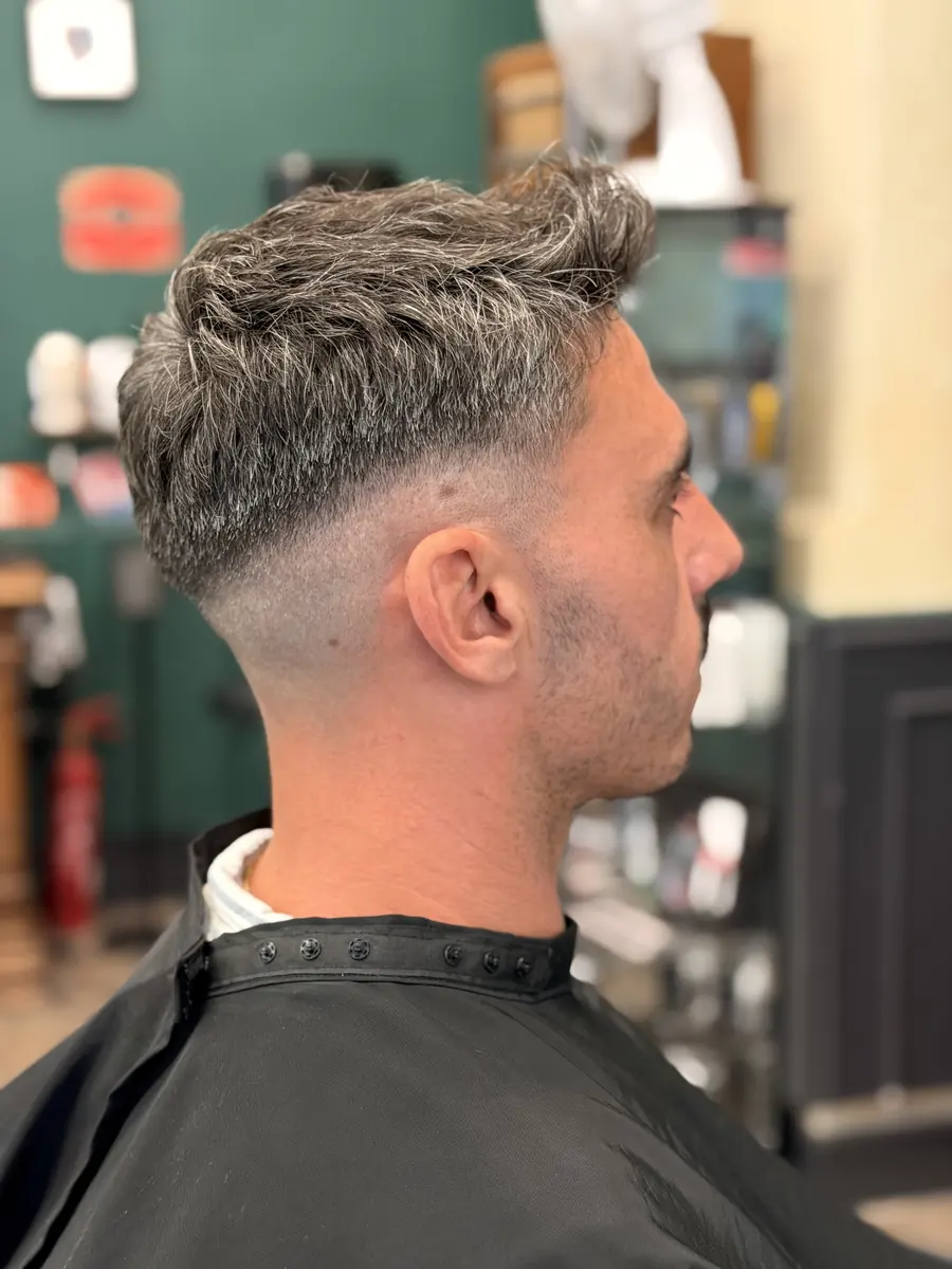 Coupe homme terminée chez CALM : dégradé court sur les côtés, longueur texturée sur le dessus.